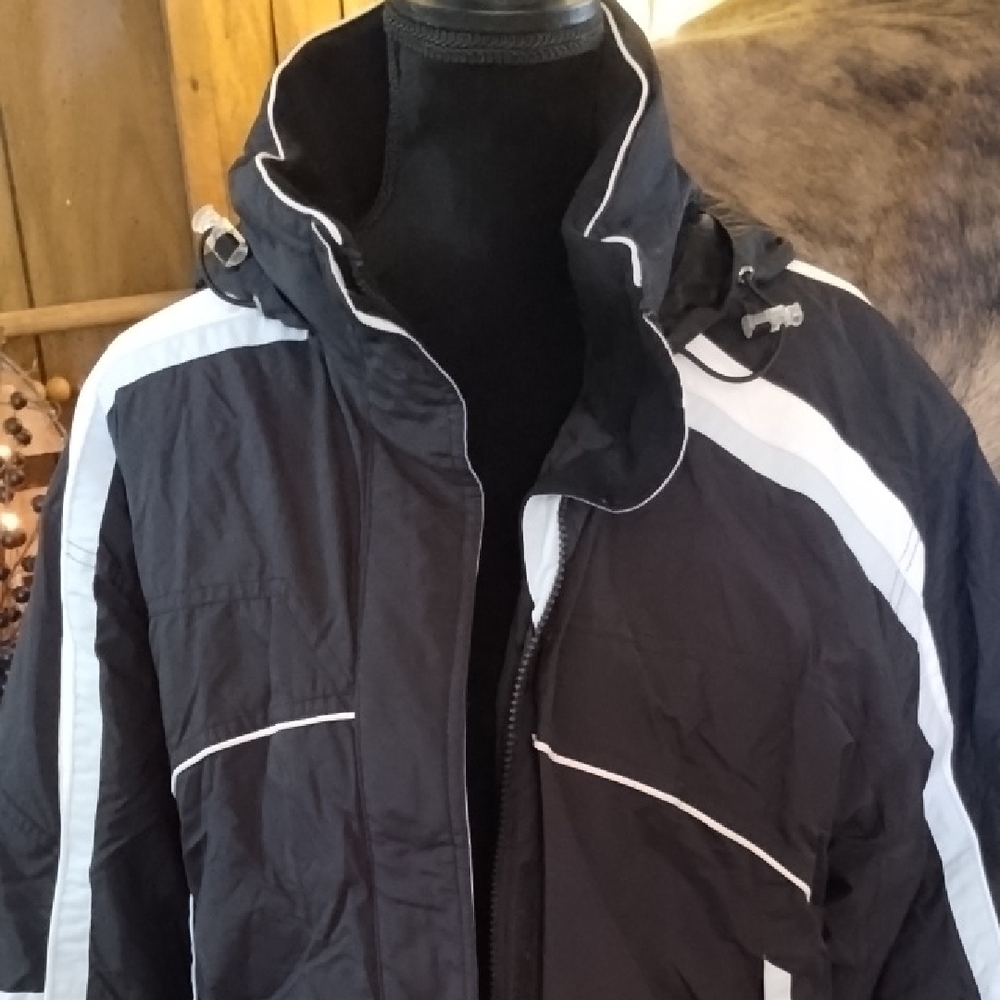 Sporty Black and White Ski Jacket with Weather-Resistant Fabric